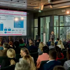 Które biuro podróży najlepsze dla Twojej rodziny: porównanie liderów