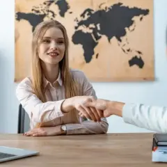 Zarobki w biurze podróży: poznaj realne stawki i benefity w branży