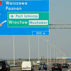 Jak szybko i tanio dojechać na lotnisko we Wrocławiu z dworca PKP - 3 warianty