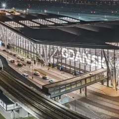 Jak dojechać na lotnisko w Gdańsku: najszybsze opcje transportu w 2025