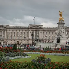 Pałac Buckingham w Londynie - zwiedzanie, zamek królewski, historia | London