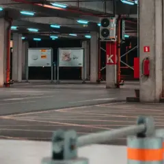 Jak łatwo i szybko zapłacić za parking na lotnisku: kompletny poradnik