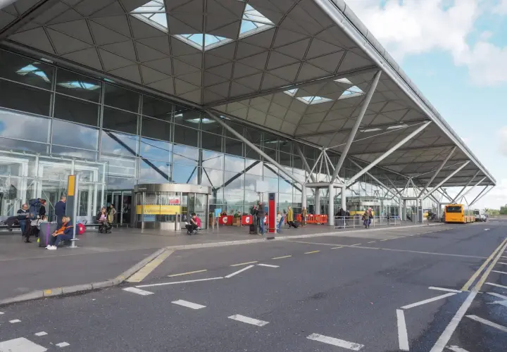 Jak dojechać z lotniska Stansted do Londynu – najlepsze opcje transportu