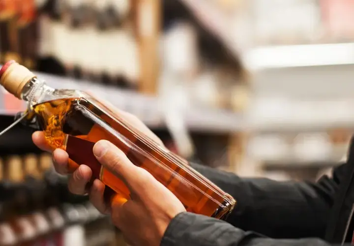 Ile alkoholu można przewieźć do Danii? Kluczowe limity i zasady
