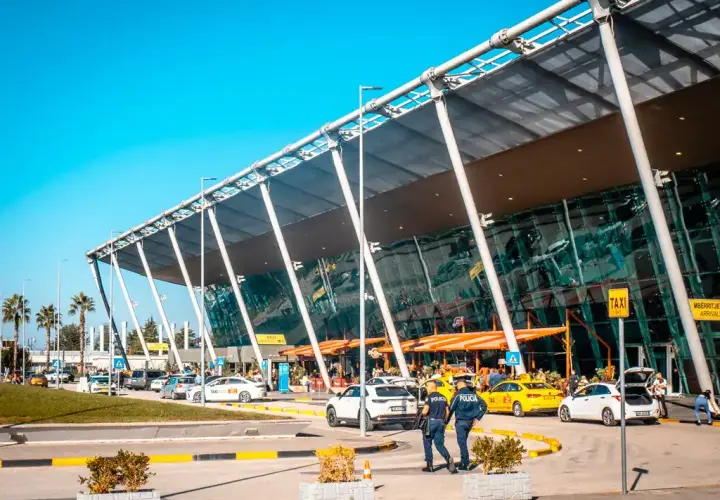 Jak dojechać z lotniska Tirana do Durrës - najlepsze opcje transportu