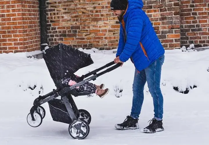 Jak bezpiecznie przewieźć noworodka ze szpitala zimą i uniknąć błędów