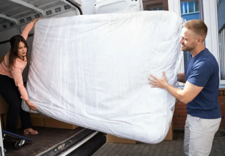 Jak przewieźć materac samochodem osobowym bez uszkodzeń i problemów