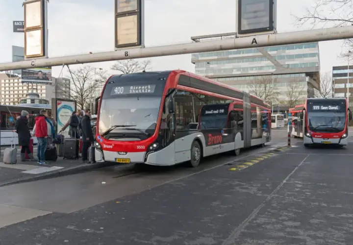 Jak dojechać z lotniska Eindhoven do Amsterdamu - najlepsze opcje transportu