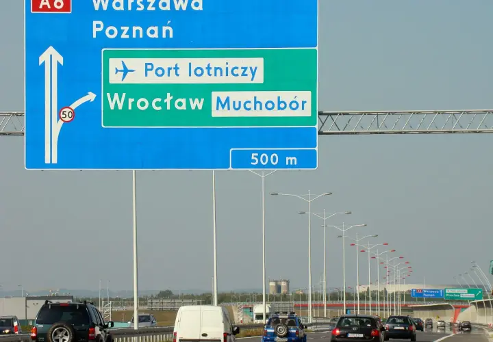 Jak szybko i tanio dojechać na lotnisko we Wrocławiu z dworca PKP - 3 warianty