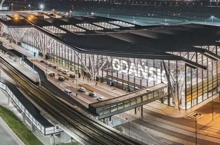 Jak dojechać na lotnisko w Gdańsku: najszybsze opcje transportu w 2025
