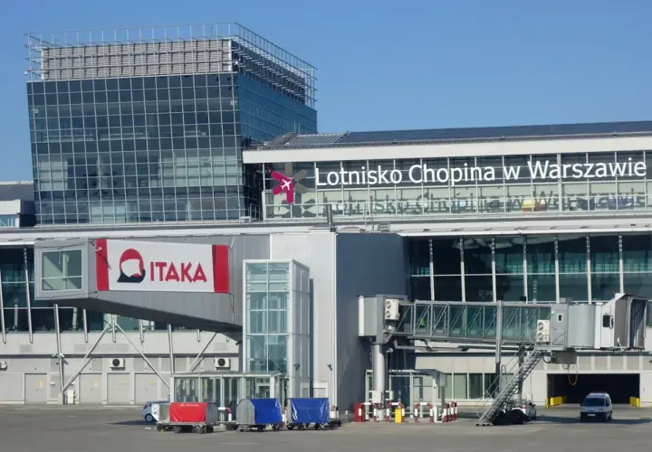 Jak dojechać z lotniska Chopina na dworzec centralny: szybkie sposoby