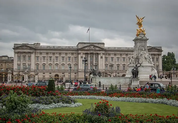 Pałac Buckingham w Londynie - zwiedzanie, zamek królewski, historia | London