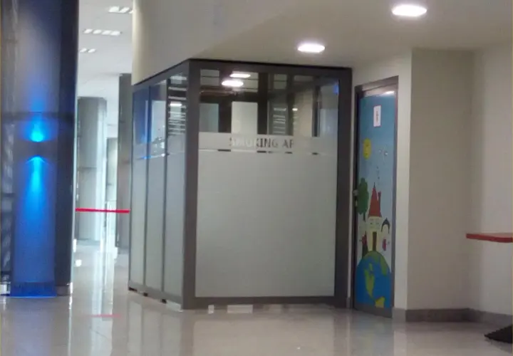 Czy na lotnisku w Pyrzowicach jest palarnia dla pasażerów?