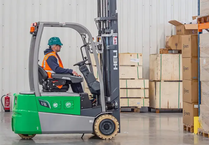 Jak bezpiecznie przewieźć wózek widłowy? Kluczowe zasady transportu sprzętu