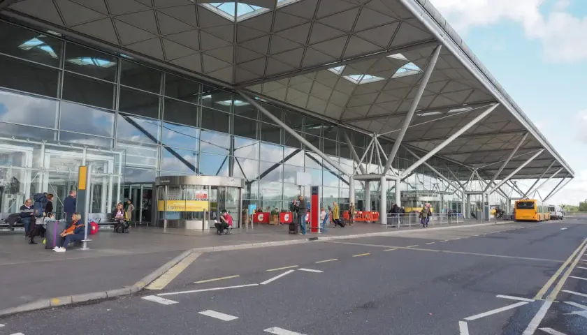 Jak dojechać z lotniska Stansted do Londynu – najlepsze opcje transportu