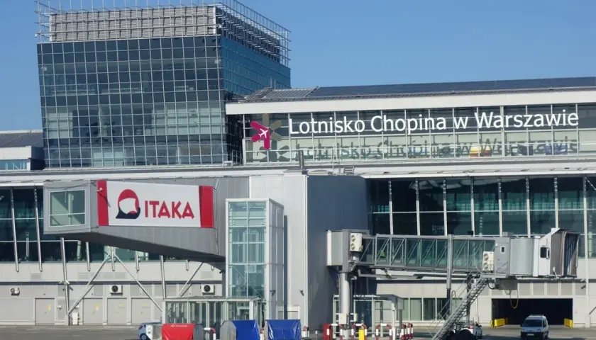 Jak dojechać z lotniska Chopina na dworzec centralny: szybkie sposoby