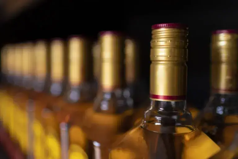 Zdjęcie Ile alkoholu można przewieźć w bagażu rejestrowanym: kompletne limity UE